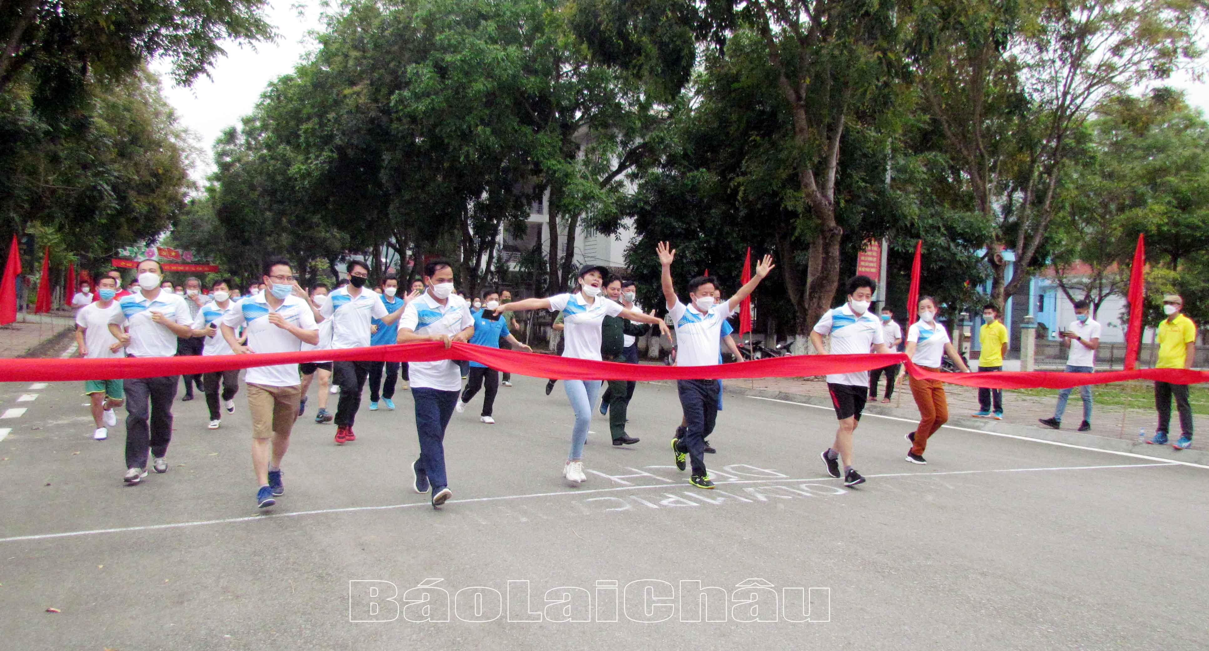 Đông đảo cán bộ, công chức, viên chức, vận động viên tham gia chạy hưởng ứng Ngày chạy Olympic vì sức khỏe toàn dân năm 2022.